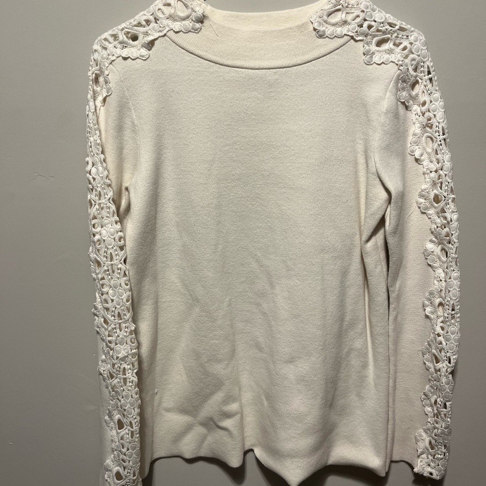STYLUS‎ Cream Sweater with Lace Accents